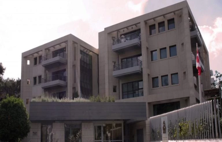 Επίθεση με βαριοπούλες και μπογιές στην πρεσβεία του Καναδά